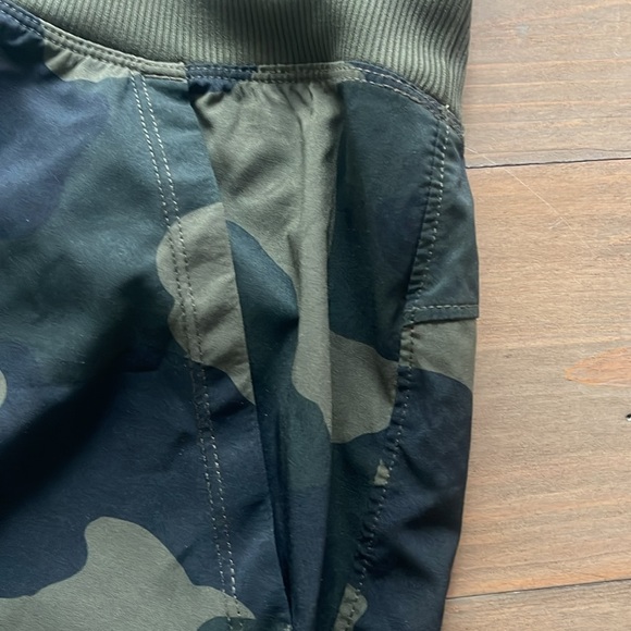 Women’s running camo shorts. Never worn - Picture 3 of 9